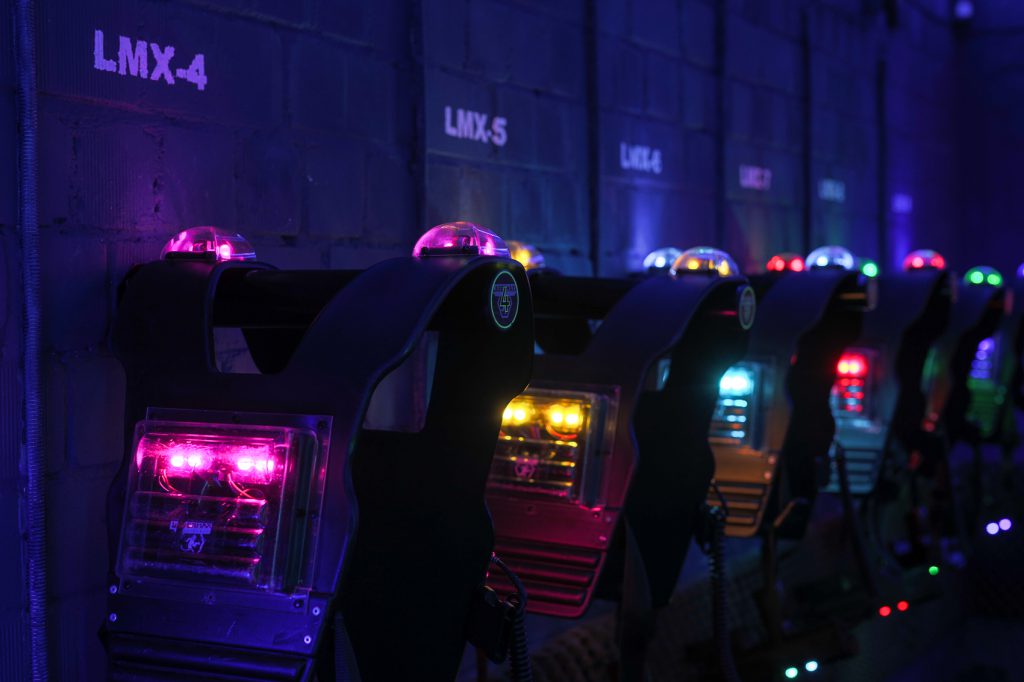Beleuchtete Lasertag-Ausrüstung bei Funderground Unna