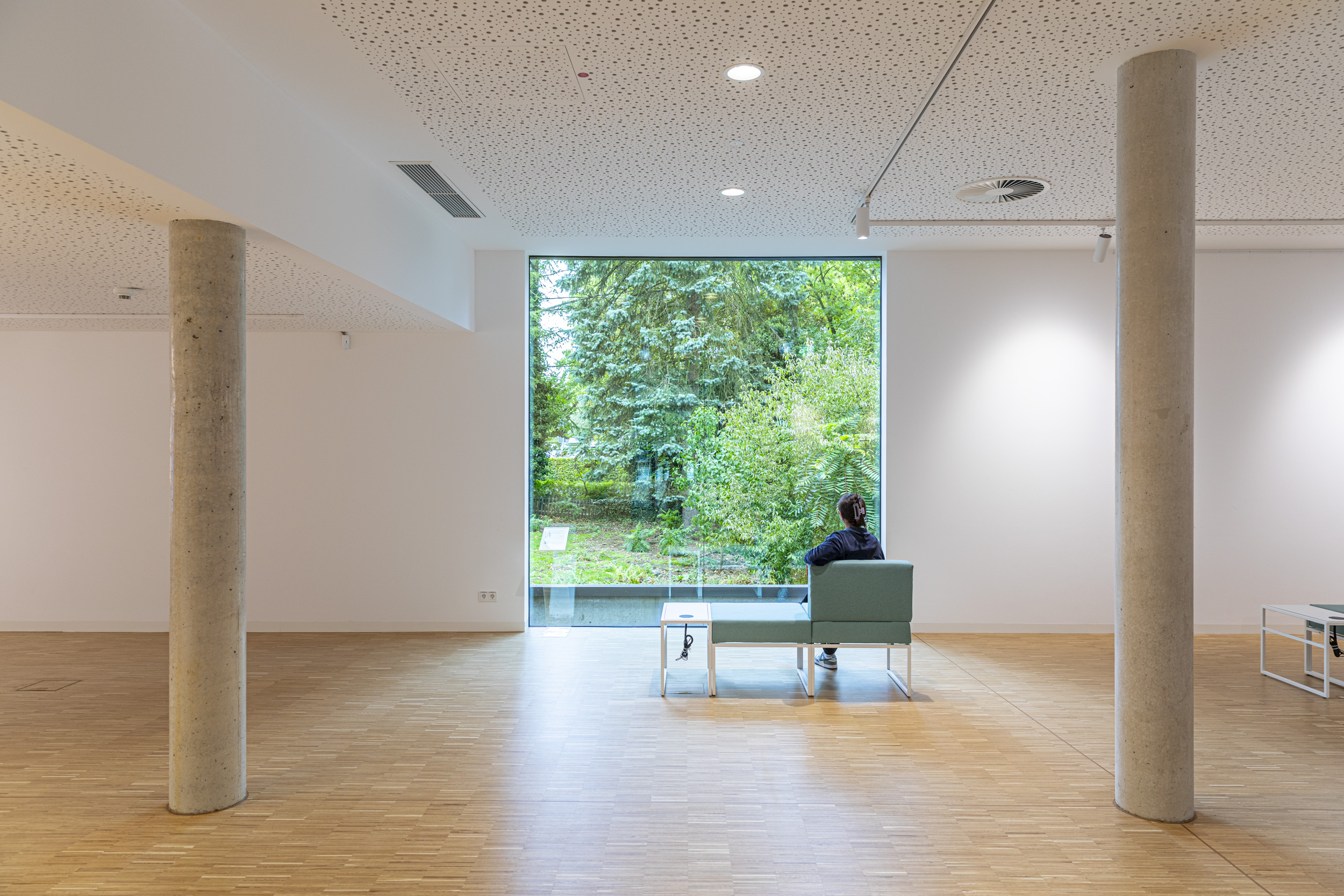 Heller Ausstellungsraum im Museum Stadt Lünen mit Blick in den Museumsgarten